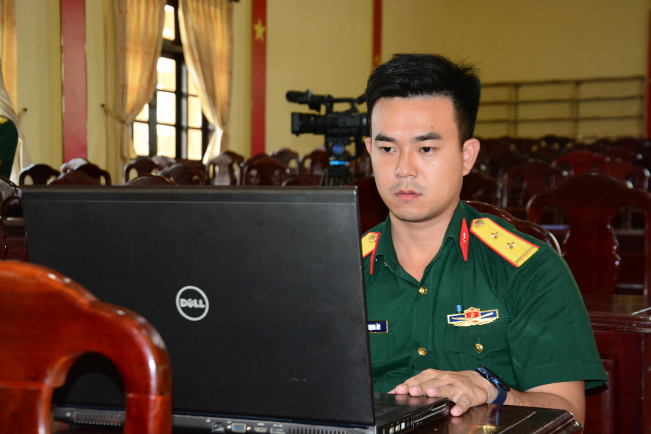 Bồi dưỡng văn hoá ứng xử trên mạng xã hội cho sĩ quan trẻ