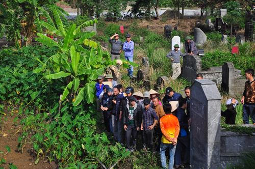 Rúng động: xác người lái xe ôm cháy xém trên sườn đê