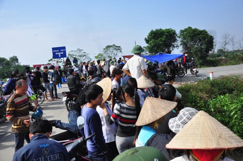 Rúng động: xác người lái xe ôm cháy xém trên sườn đê