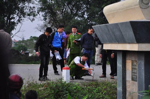 Rúng động: xác người lái xe ôm cháy xém trên sườn đê