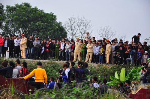 Rúng động: xác người lái xe ôm cháy xém trên sườn đê