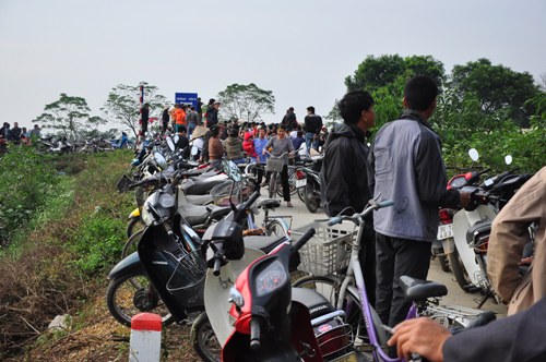 Rúng động: xác người lái xe ôm cháy xém trên sườn đê