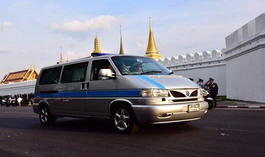 Dân Thái Lan xếp hàng đón linh cữu nhà vua Bhumibol