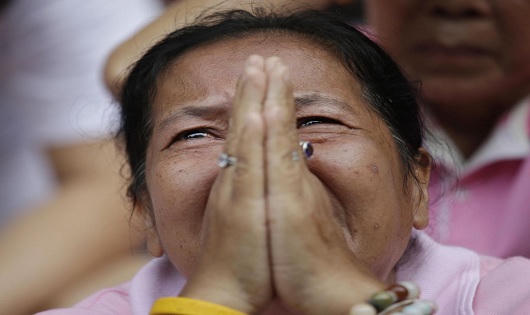 Người dân Thái Lan khóc ngất tiếc thương Nhà Vua Bhumibol