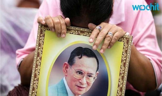 Người dân Thái Lan khóc ngất tiếc thương Nhà Vua Bhumibol