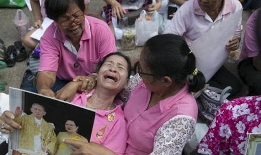 Người dân Thái Lan khóc ngất tiếc thương Nhà Vua Bhumibol
