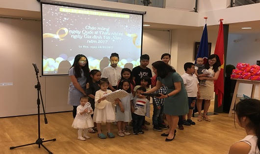 ĐSQ VN tại Hà Lan trao quà cho các em nhỏ nhân ngày 1/6