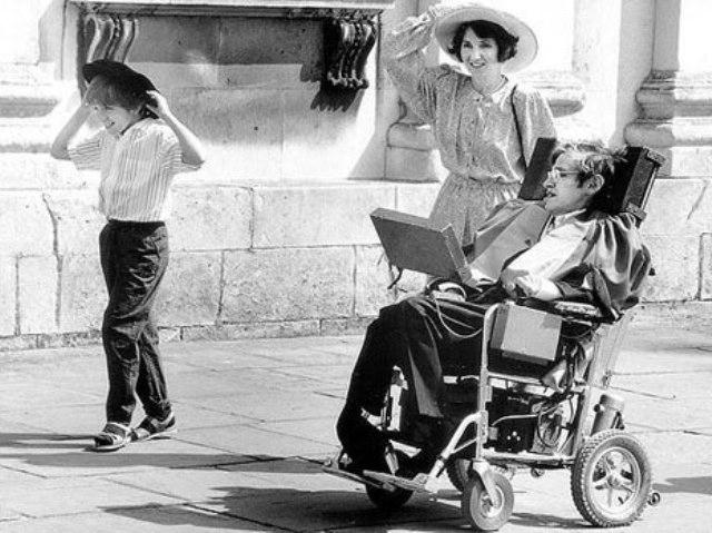 Nhà vật lý nổi tiếng Stephen Hawking qua đời