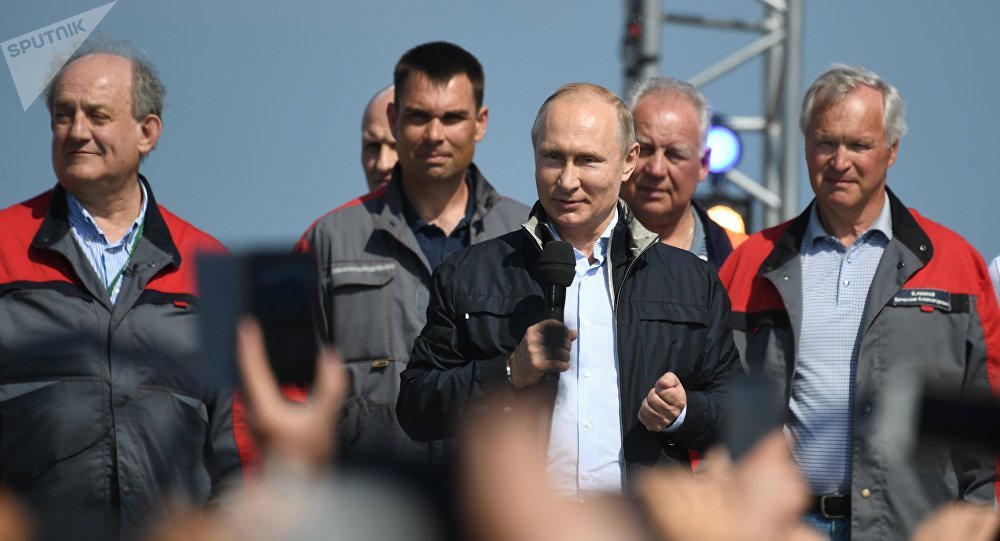 Cận cảnh cây cầu 'phép lạ' Crimea dài nhất châu Âu mới hợp long tại Nga