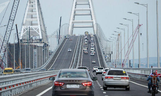 Cận cảnh cây cầu 'phép lạ' Crimea dài nhất châu Âu mới hợp long tại Nga