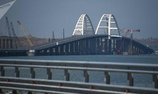 Cận cảnh cây cầu 'phép lạ' Crimea dài nhất châu Âu mới hợp long tại Nga