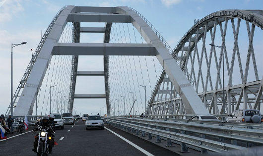 Cận cảnh cây cầu 'phép lạ' Crimea dài nhất châu Âu mới hợp long tại Nga
