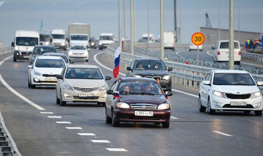 Cận cảnh cây cầu 'phép lạ' Crimea dài nhất châu Âu mới hợp long tại Nga