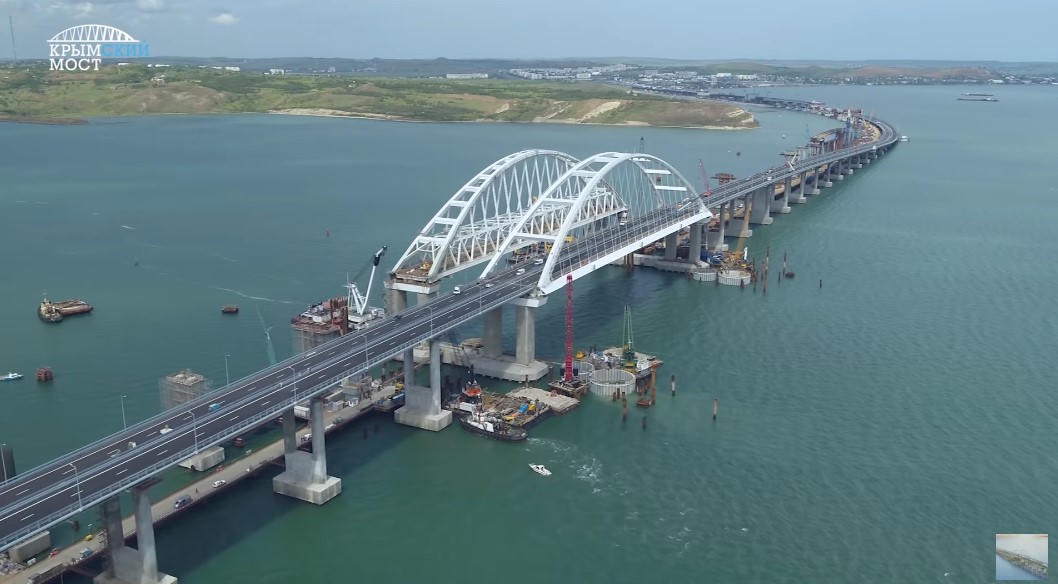 Cận cảnh cây cầu 'phép lạ' Crimea dài nhất châu Âu mới hợp long tại Nga