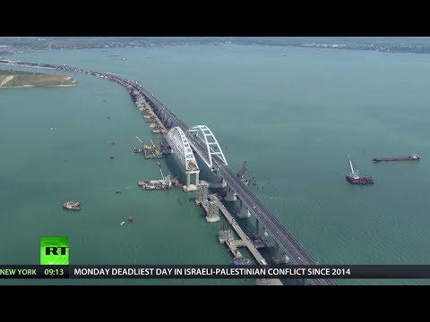 Cận cảnh cây cầu 'phép lạ' Crimea dài nhất châu Âu mới hợp long tại Nga