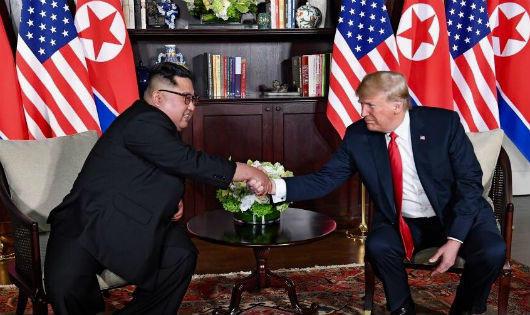 “Ngày bắt tay” của ông Trump và ông Kim