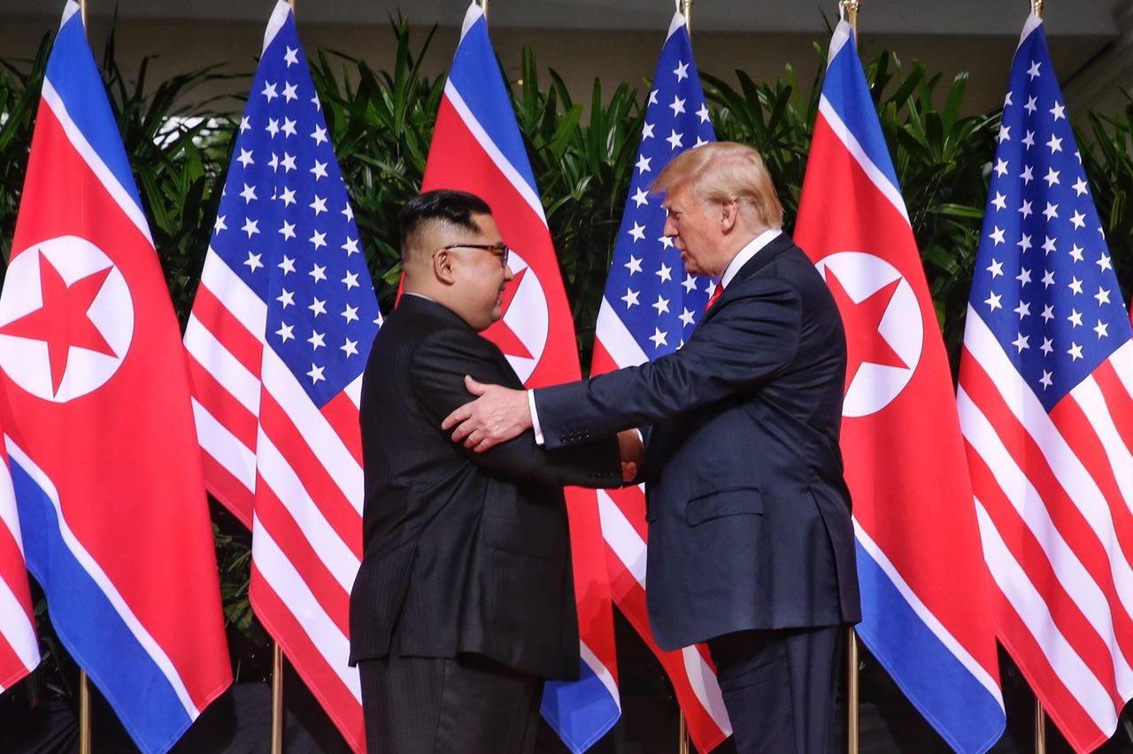 “Ngày bắt tay” của ông Trump và ông Kim