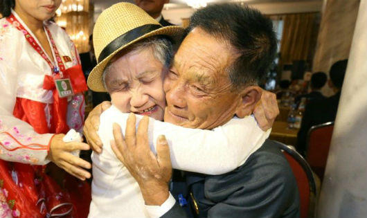 Xúc động cảnh đoàn tụ nơi đỉnh núi Kumgang