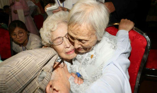 Xúc động cảnh đoàn tụ nơi đỉnh núi Kumgang