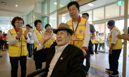 Xúc động cảnh đoàn tụ nơi đỉnh núi Kumgang