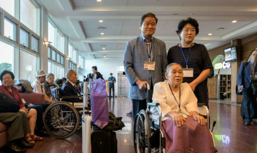 Xúc động cảnh đoàn tụ nơi đỉnh núi Kumgang