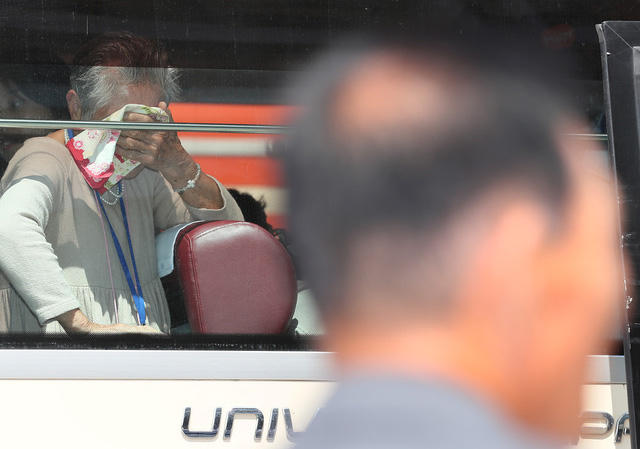 Nghẹn lòng cảnh chia tay khó hẹn ngày gặp lại của những gia đình Liên Triều