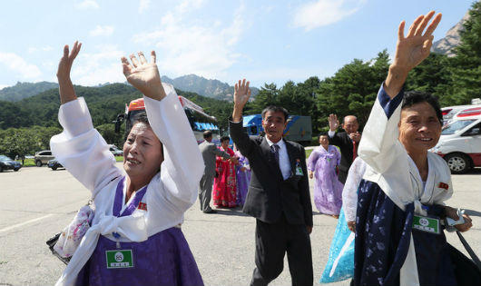 Nghẹn lòng cảnh chia tay khó hẹn ngày gặp lại của những gia đình Liên Triều