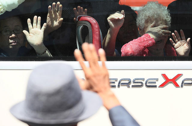 Nghẹn lòng cảnh chia tay khó hẹn ngày gặp lại của những gia đình Liên Triều