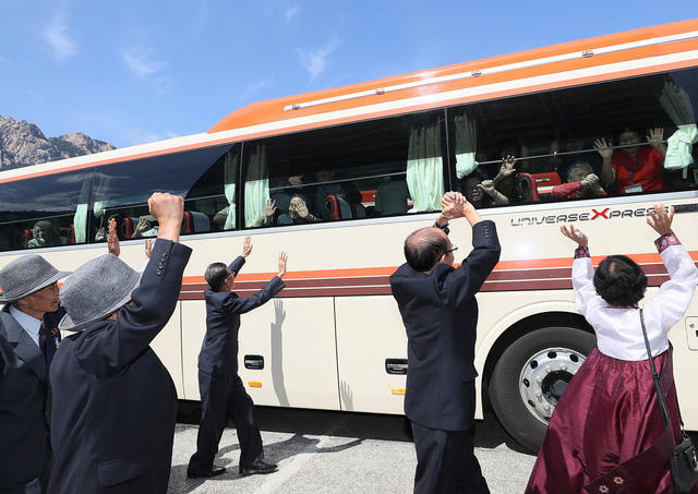 Nghẹn lòng cảnh chia tay khó hẹn ngày gặp lại của những gia đình Liên Triều