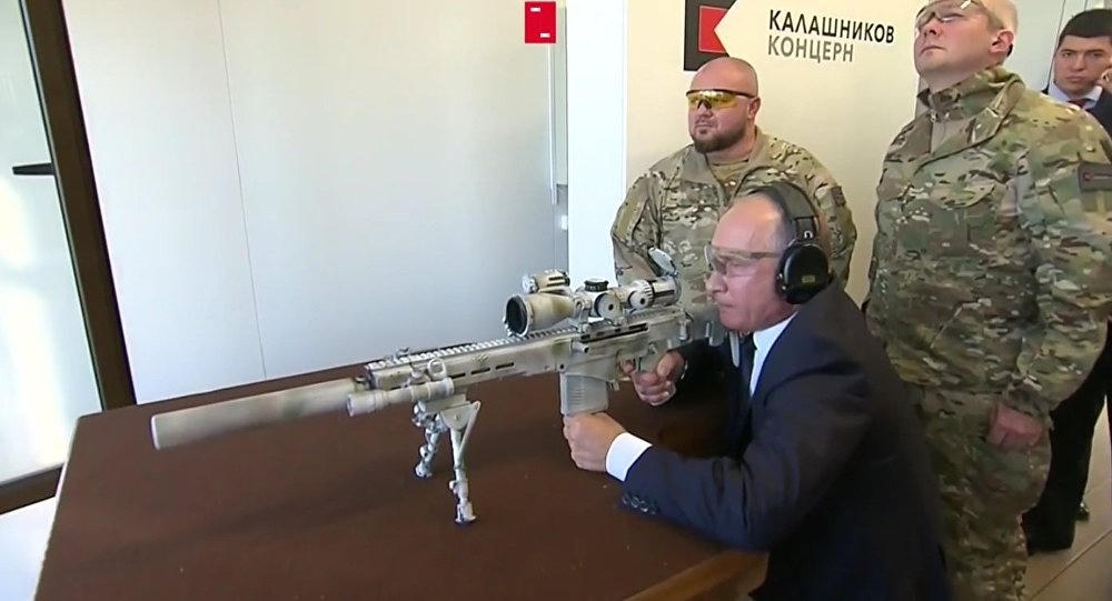 Tổng thống Nga Putin phô diễn kỹ năng bắn tỉa với súng trường 