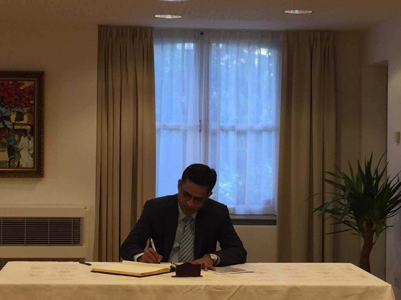 ĐSQ Việt Nam tại Hà Lan mở sổ tang, tổ chức viếng nguyên Tổng Bí thư Đỗ Mười