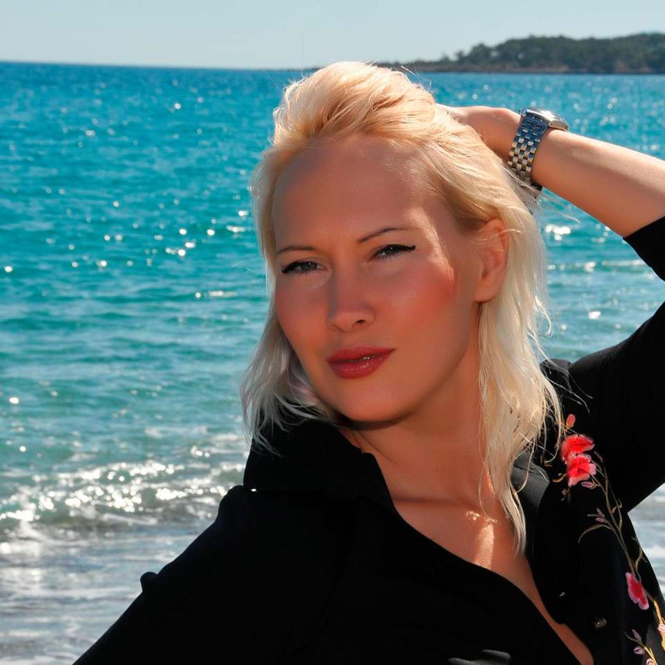 Cựu nữ hoàng sắc đẹp lĩnh án vì tìm cách bán trinh con gái 13 tuổi lấy 24.000 USD