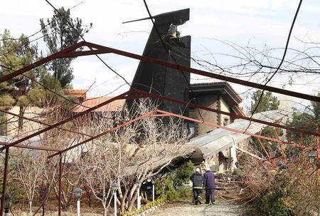 Máy bay rơi khiến 15 người chết ở Iran do nhầm đường băng?