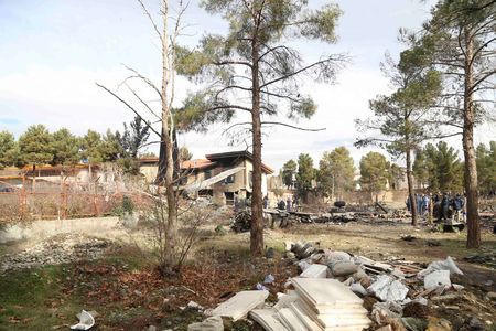 Máy bay rơi khiến 15 người chết ở Iran do nhầm đường băng?