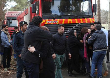 Máy bay rơi khiến 15 người chết ở Iran do nhầm đường băng?