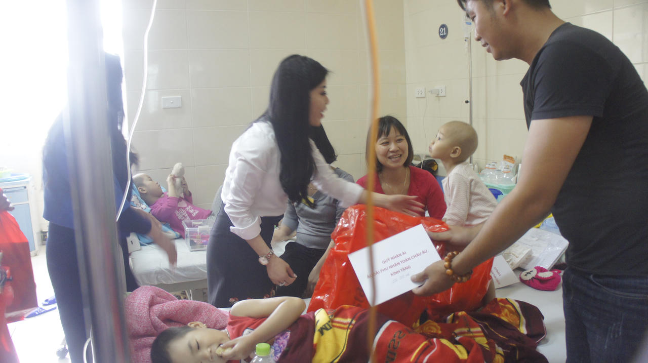 Lan tỏa yêu thương qua tấm lòng những “Đại sứ áo dài”