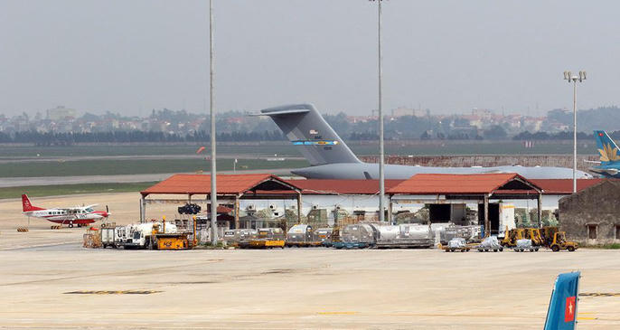 'Ngựa thồ' C-17 chở trực thăng của ông Trump đến Nội Bài