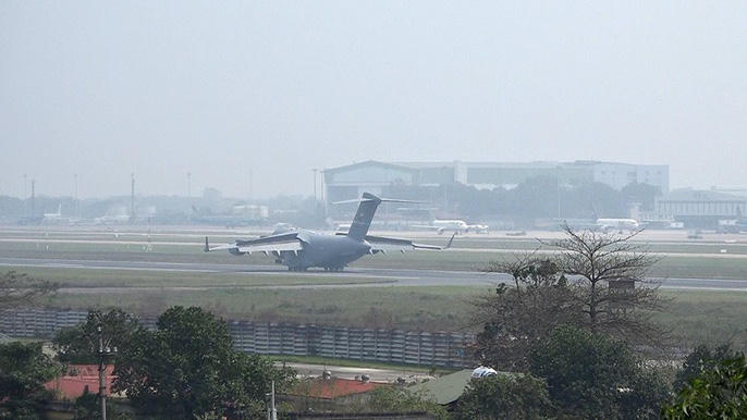 'Ngựa thồ' C-17 chở trực thăng của ông Trump đến Nội Bài