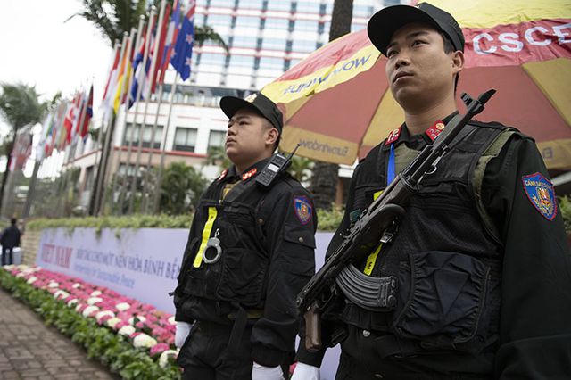 Xe bọc thép đảm bảo an ninh dịp lãnh đạo Mỹ - Triều tới Việt Nam