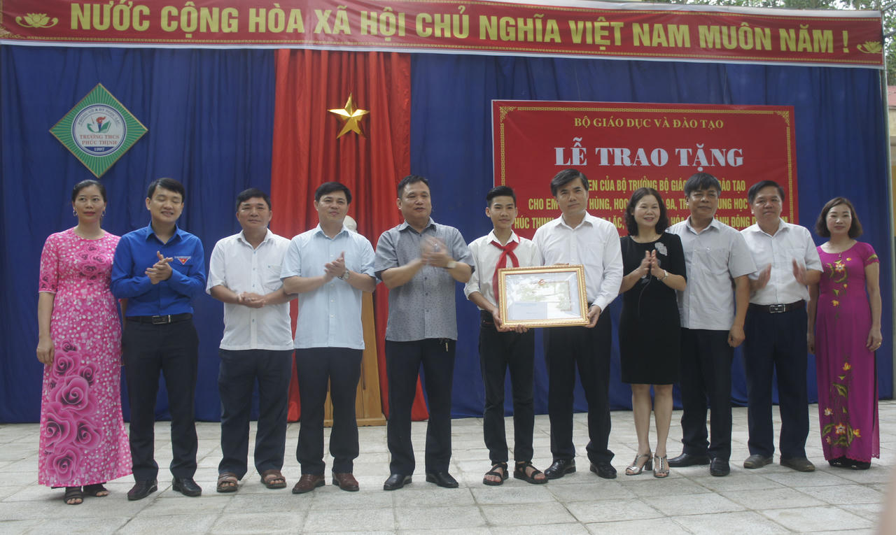 Bộ GD&ĐT tặng bằng khen cho nam sinh cứu 3 học sinh khỏi đuối nước