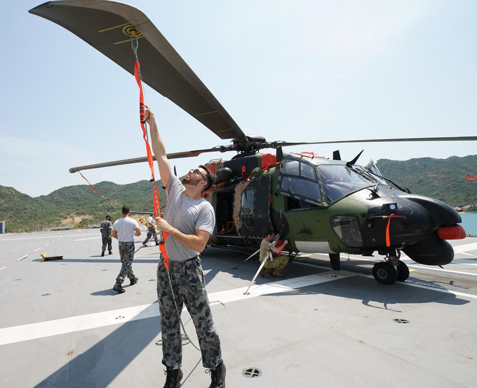 Tàu tích hợp các hệ thống đổ bộ mạnh nhất trên thế giới của Australia thăm Việt Nam 