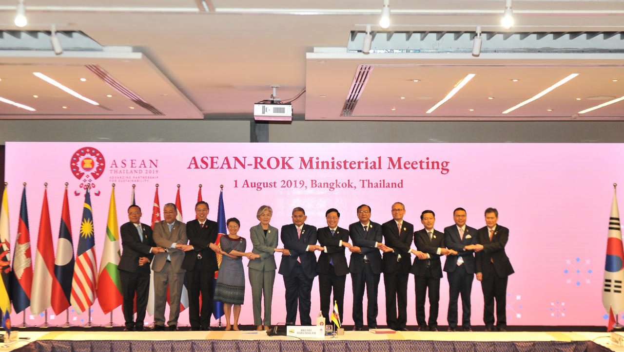 Bộ trưởng ASEAN và đối tác đề cao tuân thủ luật pháp quốc tế tại Biển Đông