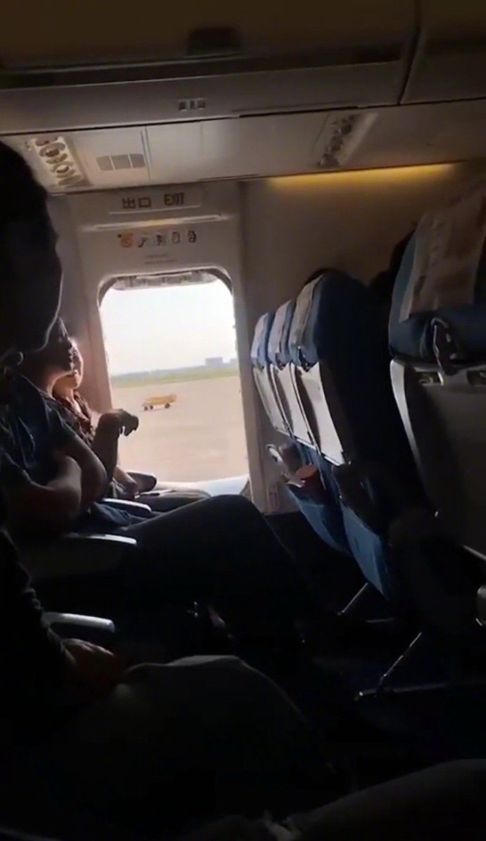 Máy bay hoãn chuyến vì hành khách muốn… “thở không khí trong lành”