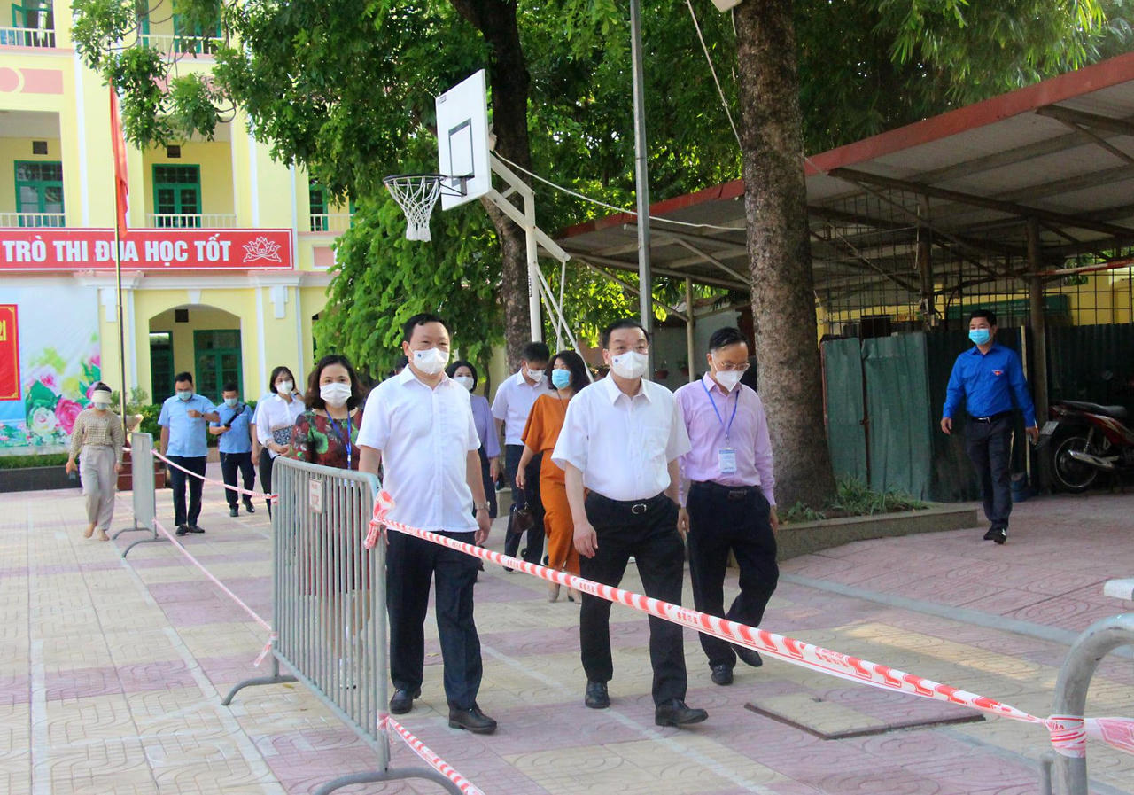 Chủ tịch Hà Nội trực tiếp đi kiểm tra phòng dịch buổi đầu thi tốt nghiệp THPT