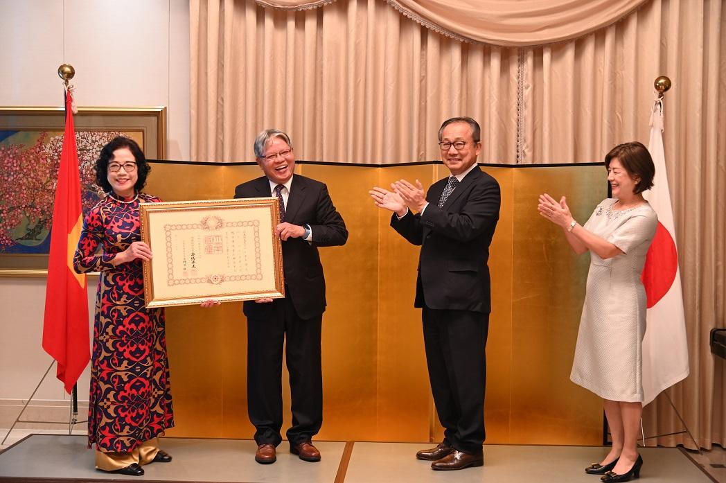 Nguyên Bộ trưởng Bộ Tư pháp Hà Hùng Cường được trao tặng Huân chương Mặt trời mọc 