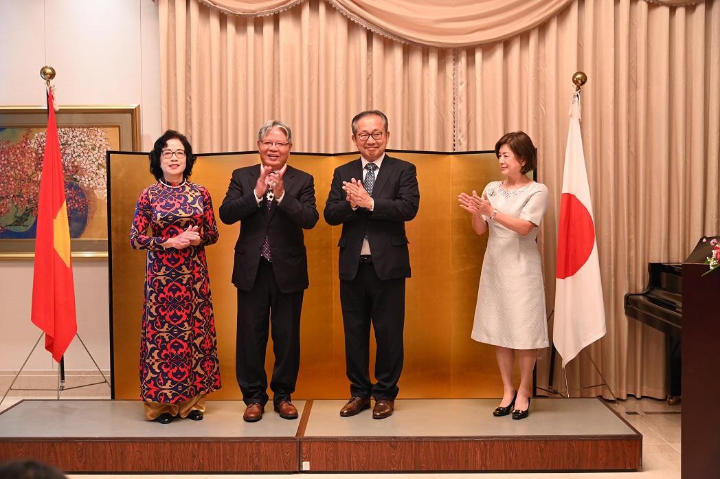 Nguyên Bộ trưởng Bộ Tư pháp Hà Hùng Cường được trao tặng Huân chương Mặt trời mọc 