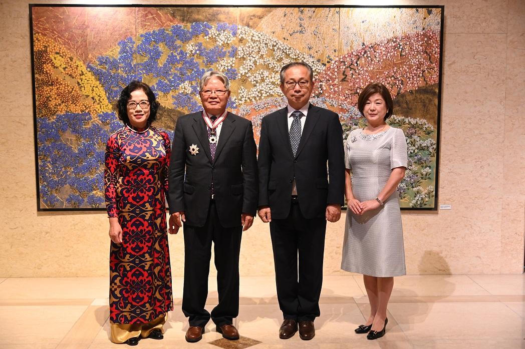 Nguyên Bộ trưởng Bộ Tư pháp Hà Hùng Cường được trao tặng Huân chương Mặt trời mọc 