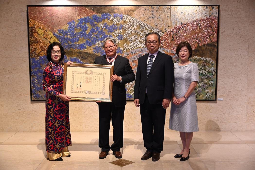 Nguyên Bộ trưởng Bộ Tư pháp Hà Hùng Cường được trao tặng Huân chương Mặt trời mọc 