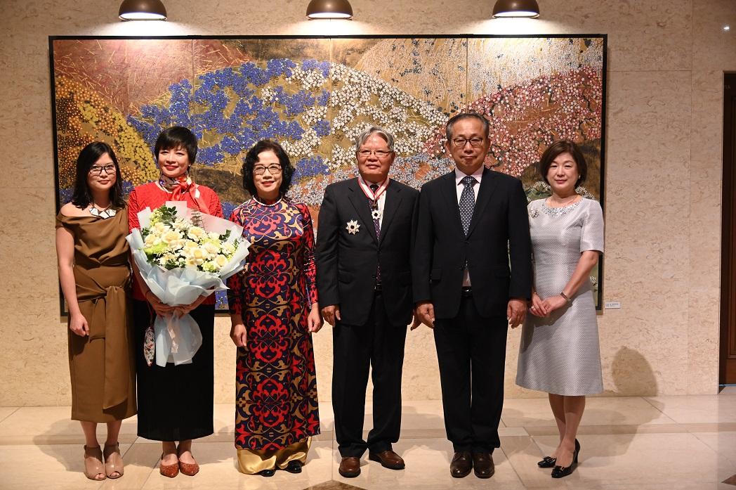 Nguyên Bộ trưởng Bộ Tư pháp Hà Hùng Cường được trao tặng Huân chương Mặt trời mọc 