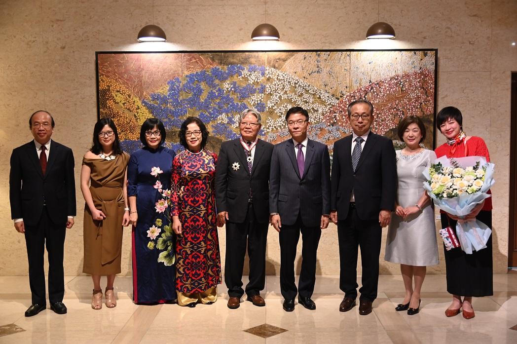 Nguyên Bộ trưởng Bộ Tư pháp Hà Hùng Cường được trao tặng Huân chương Mặt trời mọc 